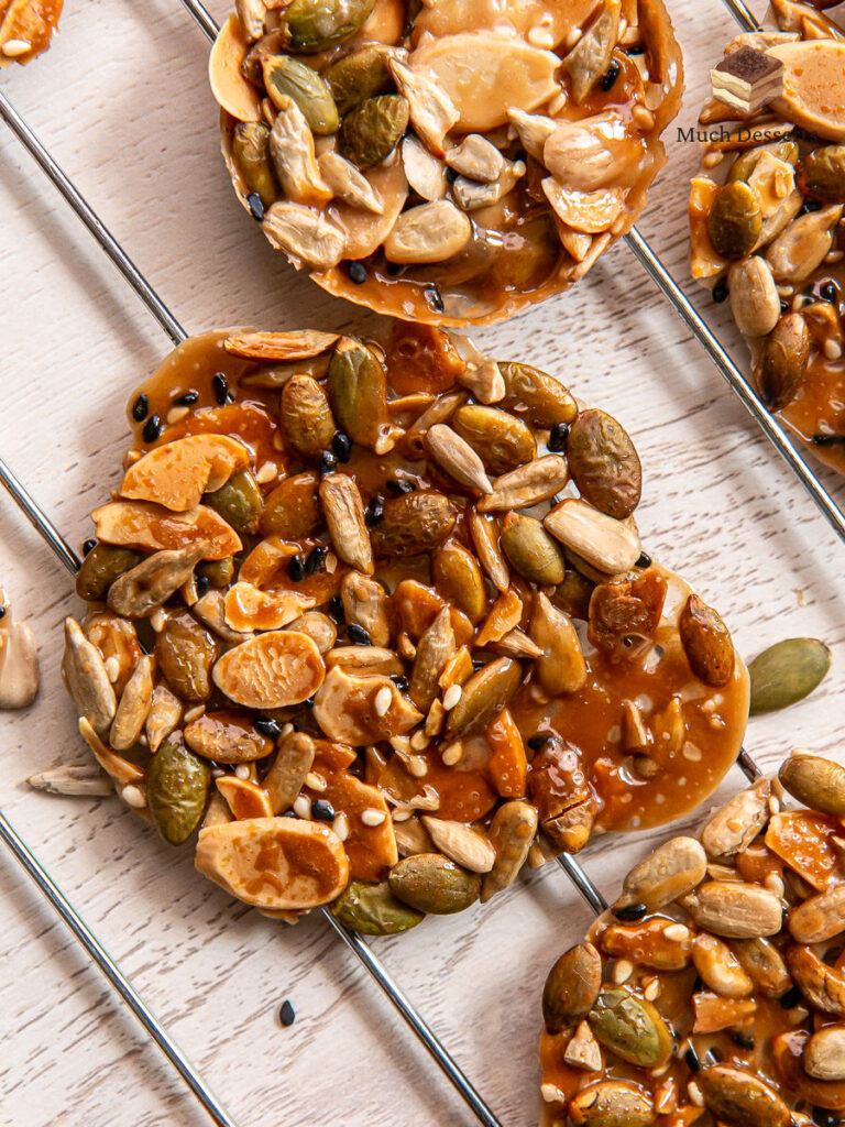 Discover the secret to perfect Florentine biscuits! A crunchy, caramelized treat with almonds, pumpkin seeds, and sunflower seeds.