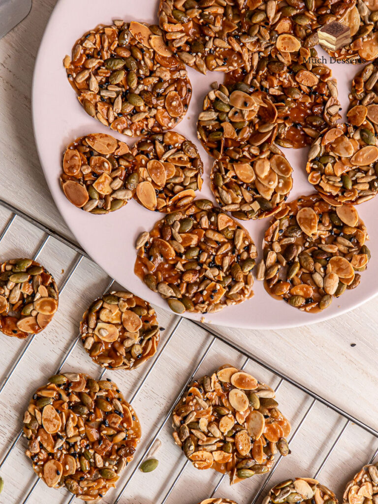 Discover the secret to perfect Florentine biscuits! A crunchy, caramelized treat with almonds, pumpkin seeds, and sunflower seeds.